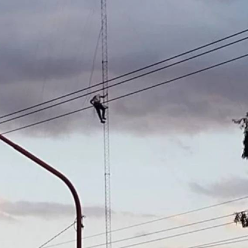 San Martin: Un operario de internet quedo colgado en una antena