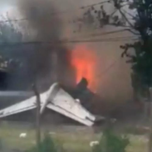 Se despistó un avión en San Fernando y chocó contra una casa: murieron el piloto y el copiloto