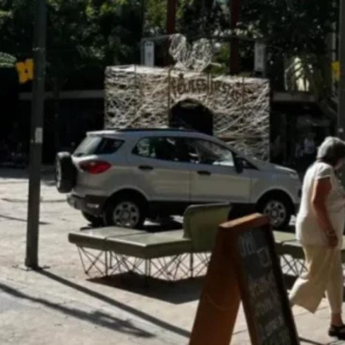 El que quiere puede, se mando en auto por la peatonal