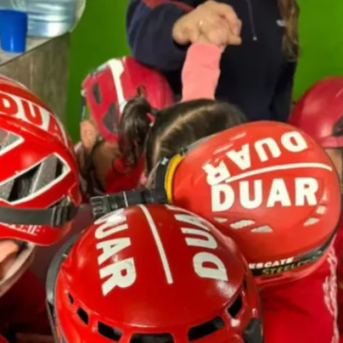 ¿Cómo pasó?: bomberos rescatan a nena de un secarropas