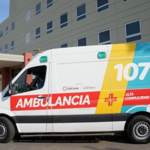 Chocó una camioneta con un poste en 25 de Mayo y volcó, dos personas heridas