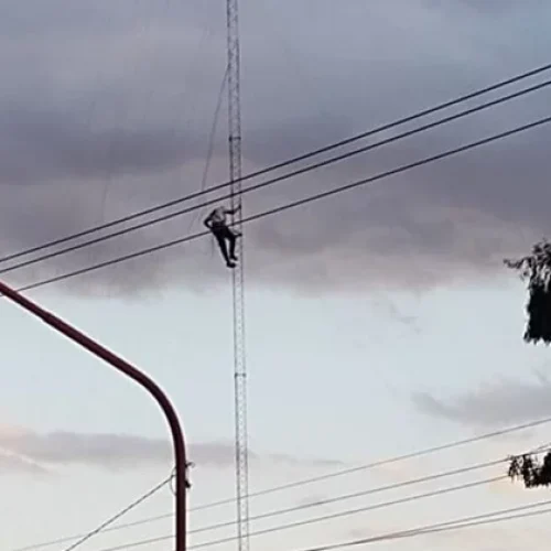 Un operario se descompensó y quedó colgando a 30 metros de altura