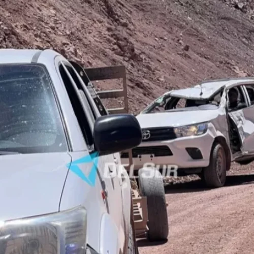 Una camioneta volcó en el Paso de Agua Negra