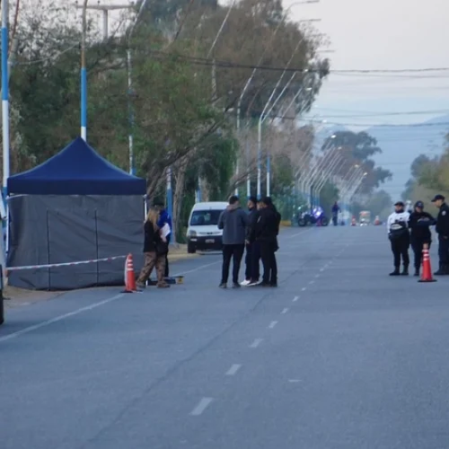 Un joven perdió la vida al chocar en moto contra una pilastra