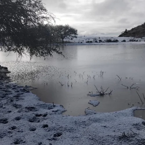 Belleza Congelada: la represa de Baldes de Rosario en Valle Fértil se convierte en un espectáculo de hielo