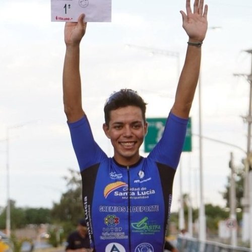 Bajo un calor agobiante, Mauro Domínguez conquistó la Cuatro Puentes