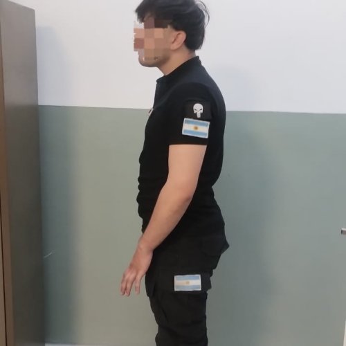 Se hacia pasar como policía y lo detuvo la policía real