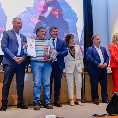 Orrego entregó llaves de viviendas y escrituras a familias de distintos departamentos