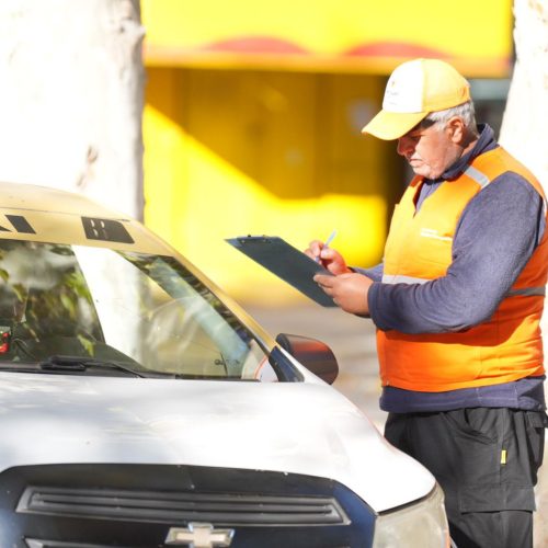 La Secretaría de Tránsito y Transporte realiza controles para verificar taxis y remises autorizados