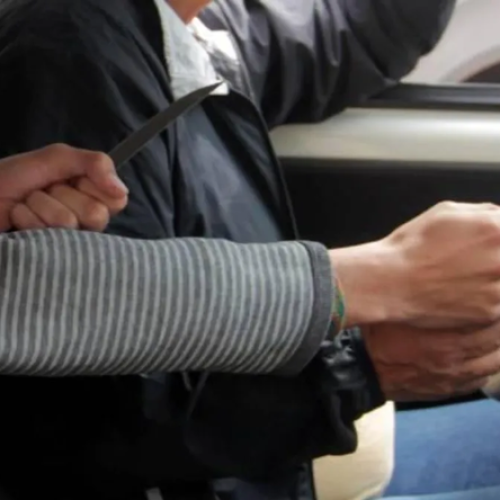 Detienen a dos jóvenes tras robar a un Uber y transferirse plata desde Mercado Pago