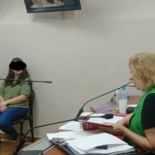Policía detenida por graves abusos contra dos menores bajo su guarda