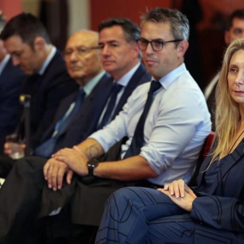 Karina ahora busca avanzar contra el aparato de comunicación de Santiago