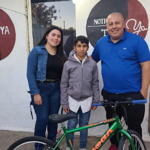 Agustín camina casi 5km. para llegar al colectivo que lo lleva al colegio y ahora es el ganador de una de las bicicleta que sorteamos en NYA