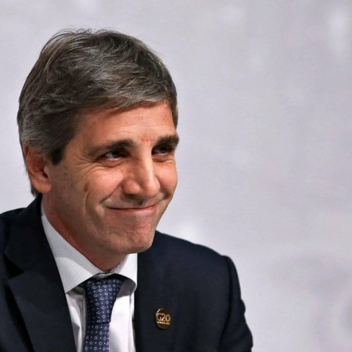 Toto Caputo dice que se “desloma” como Adorni y le pidió “paciencia” a la gente