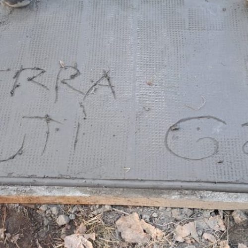 Jovencitos de 9 de Julio dejaron grafitis en la plazoleta del Cura Brochero pronta a inaugurarse