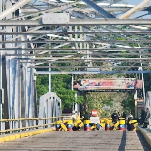 La dictadura de Nicolás Maduro cerró la frontera con Colombia y suspendió los vuelos entre ambos países por una supuesta “conspiración internacional”