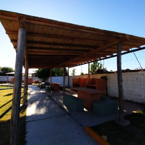 Avanza la construcción de quinchos para el balneario municipal