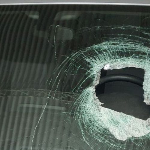 Fue atacada de una pedrada cuando circulaba con su auto