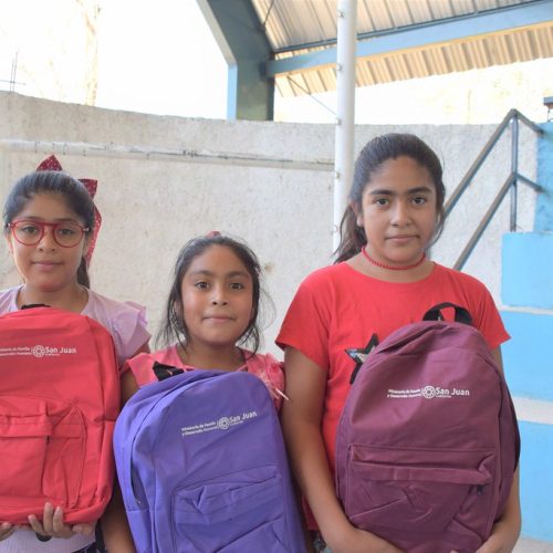 Comienza la entrega de Kits Escolares a quienes asistieron a las colonias de verano