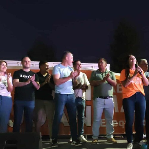 Emeli Núñez le brindo la bienvenida a Fabián Martin al distrito de la Majadita