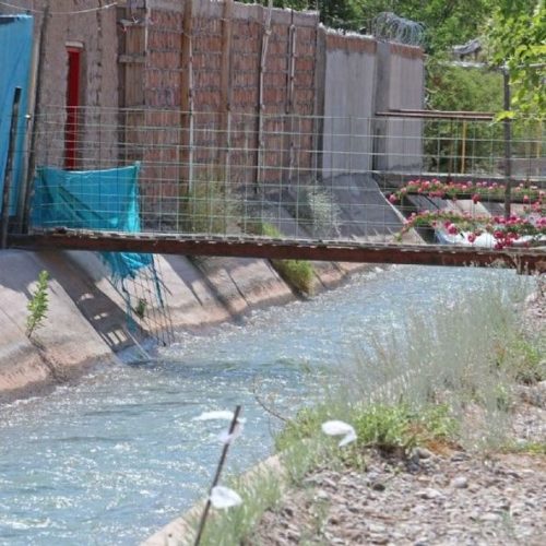 En Santa Lucía, rescataron a una menor que había caído a un canal