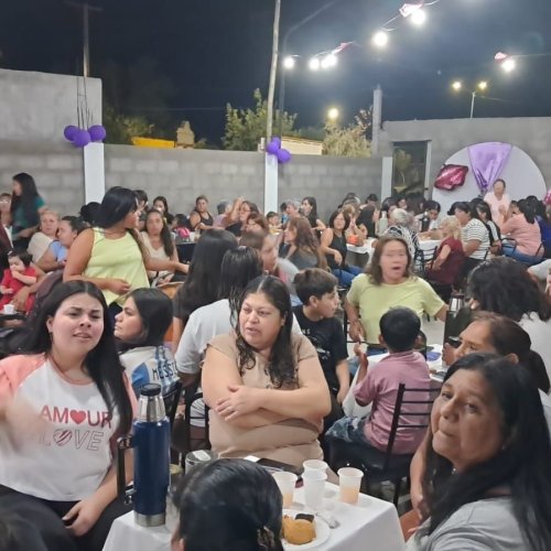 Liliana Allende brindo homenaje a mujeres de Chacritas