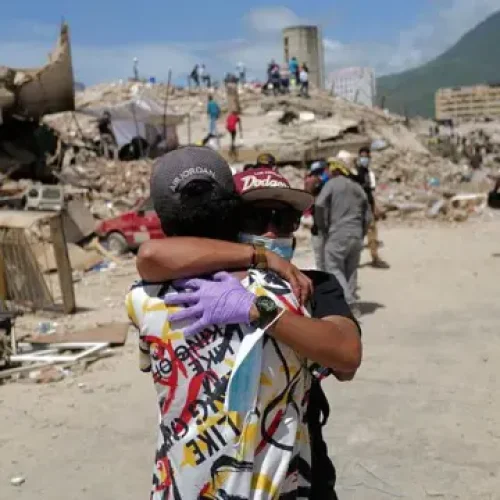 Una nueva réplica sacudió a Venezuela y obligó a detener los rescates