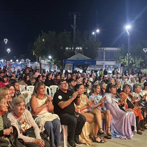 Masivo festejo en la plaza Independencia, la gestión de gobierno rindió homenaje al carnaval y a la mujer