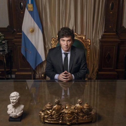 El gobierno evalúa adelantar las presidenciales para mayo de 2027 por la crisis económica