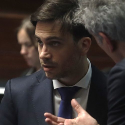 Marra le gana por tres puntos a Adorni en la primera encuesta porteña