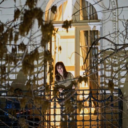 La Justicia aclaró que Cristina Kirchner no tiene prohibido salir al balcón durante su prisión domiciliaria