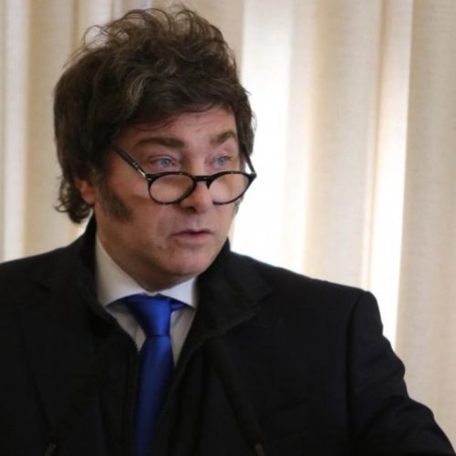 Milei vuelve a atacar a Clarín: “No se van a quedar con Telefónica”