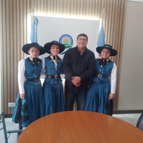 El intendente de 9 de Julio, recibió a bailarines del departamento que viajarán a Córdoba a representar el departamento y la provincia