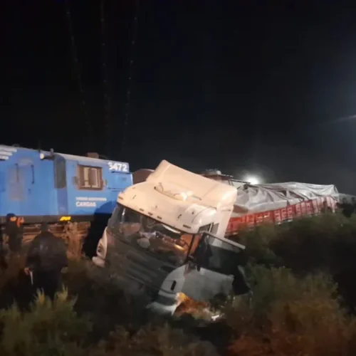 Terrible accidente en 25 de Mayo: un tren atropelló a un camión