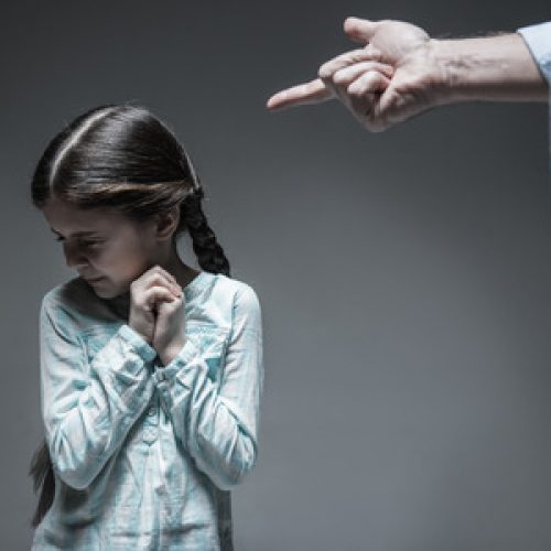 Investigan a una mujer por golpear a su hija