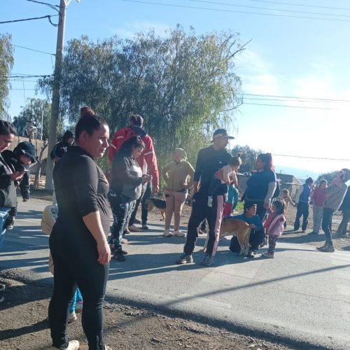 Vecinos de Chacritas cortan calle Zapata en reclamo de Palos, Cemento, Colchones y Camas