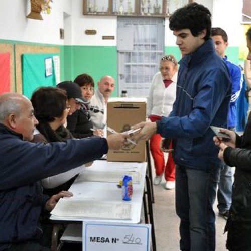 zzzznacp2NOTICIAS ARGENTINAS BAIRES, SEPTIEMBRE 8: (ARCHIVO) Una autoridad de mesa devuelve un documento a un ciudadano luego de votar en las elecciones primarias. La justicia elctoral ordeno reemplazar a las autoridades de las mesas donde se registraron irregularidades.
Foto NA: JOSE LUIS PERRINOzzzz