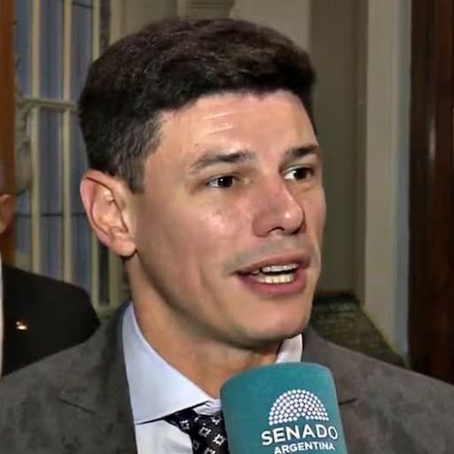 Senador Olivera, sostuvo que la presencia del nombre del intendente de Rivadavia puede observarse en distintos espacios y elementos vinculados con la Municipalidad, incluidos vehículos y camiones oficiales le sobran los carteles con su nombre