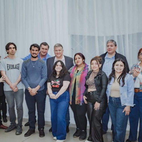 El gobierno municipal de 25 de Mayo, entregó becas a estudiantes universitarios del departamento