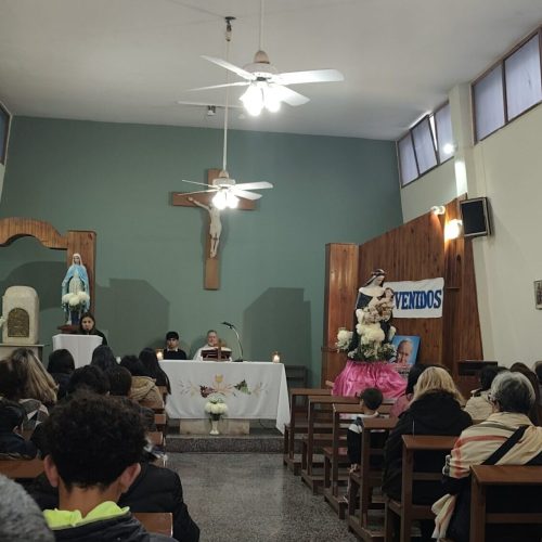 Se desarrolla la misa en honor a Santa Rosa de Lima en Chacritas y en instantes arrancan con el show artístico