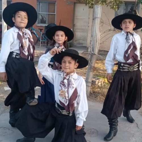 Son grandes bailarines de Malambo de 9 de Julio y representarán el departamento en Valle Fértil y después viajaran a Córdoba