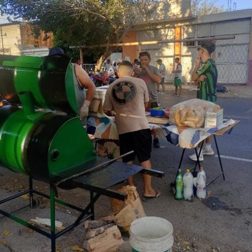 Viajan desde Casuarinas al pueblo viejo, para vender los chori más ricos de la provincia