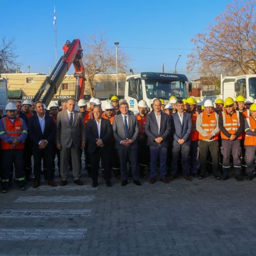 Orrego entregó 10 movilidades y máquinas que permitirán mejorar el servicio de Obras Sanitarias en San Juan