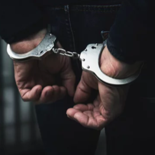 Un cabo de la policía, acusado de abusar a 2 niñas