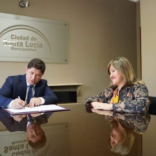 Educación y la Municipalidad de Santa Lucía firmaron un convenio de cooperación