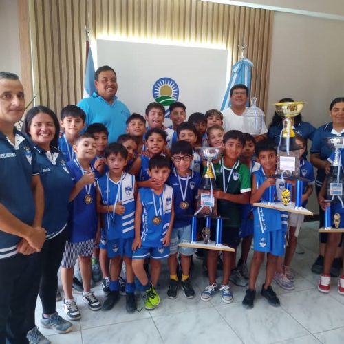El intendente Daniel Banega recibió la visita de los chicos de las inferiores del Club Sportivo 9 de Julio