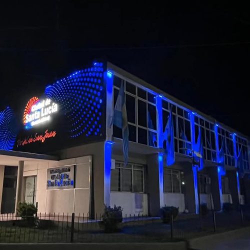 La Municipalidad de Santa Lucía se iluminó de azul para concientizar sobre el autismo