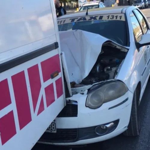 En Rawson, un taxi chocó desde atrás a un colectivo y así quedó