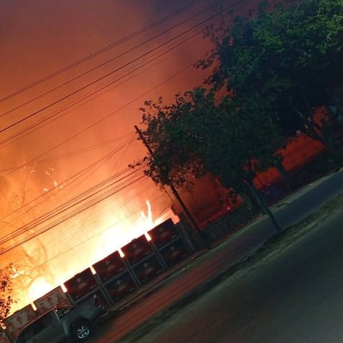 Un incendio de grandes dimensiones se desató cerca de Casa de Gobierno durante la madrugada