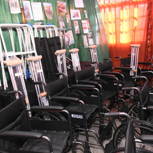 Entrega de elementos ortopédicos fortalece el banco municipal en 25 de Mayo